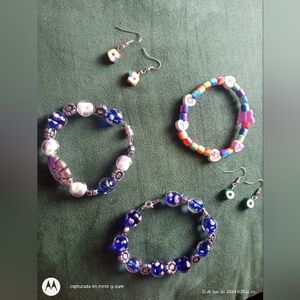 3pulceras y2aretes de fruta azul y blanca